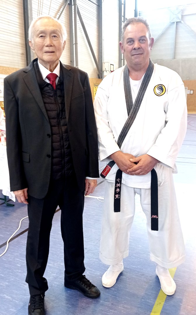 Jean-Marc Lacaze en dobok aux côtés du Grand Maître Richard Lee